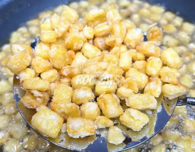 Frying Potato Popcorn