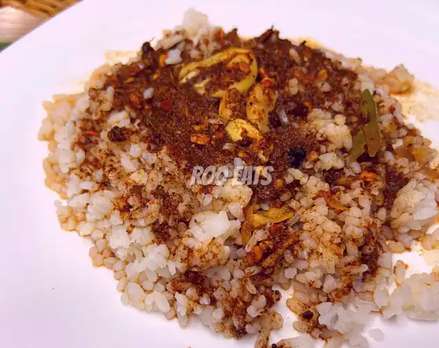 Eating Thambun Hodi With Rice